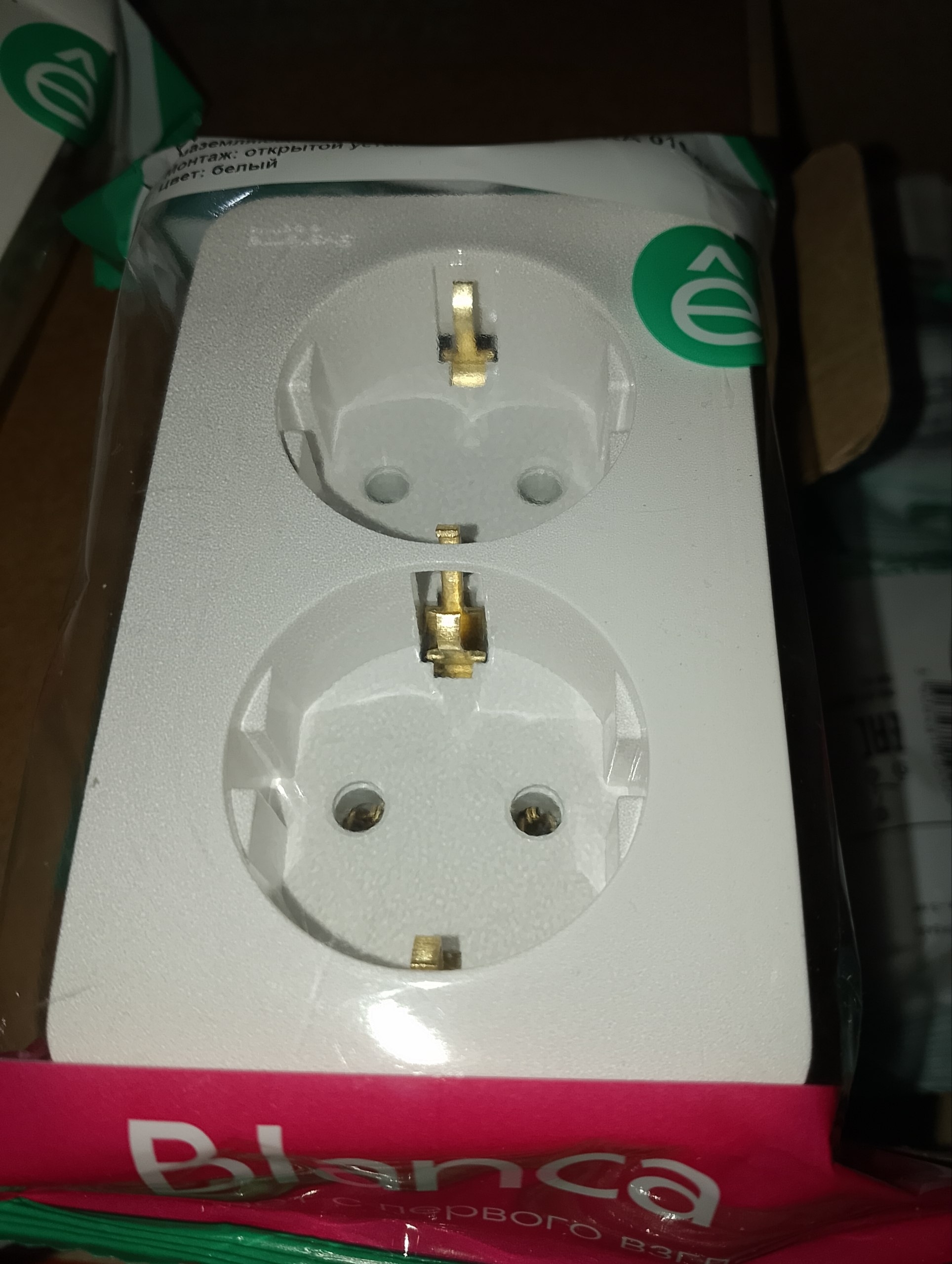 Розетка Schneider-electric BLNRA010201 Blanca О/У двойная с заземлением без шторок, 16А, 250В, белый