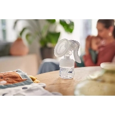 Ручной молокоотсос Philips SCF430/10. В комплекте: 1 ручной молокоотсос, соска серии Natural, фиксирующее кольцо, крышка для транспортировки